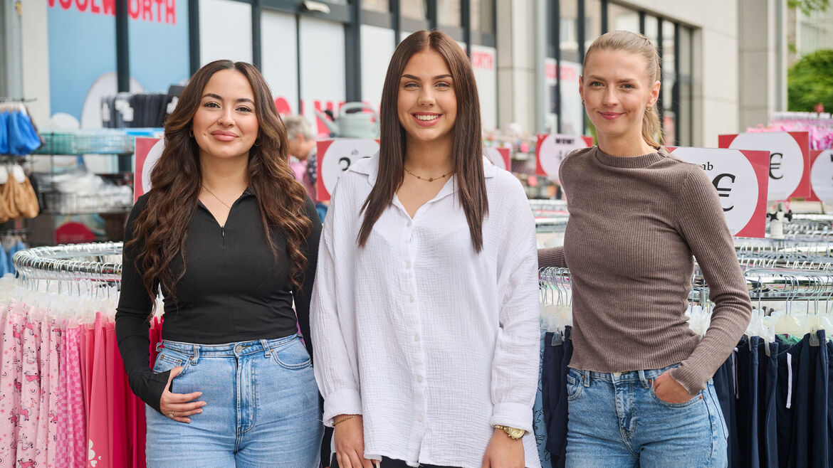 3 weibliche Azubis und Weiterbildler von Woolworth