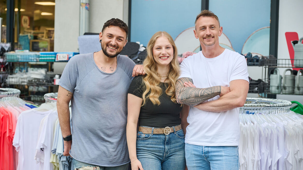 2 Männer und 1 Frau der Vertriebsmitarbeitern von Woolworth