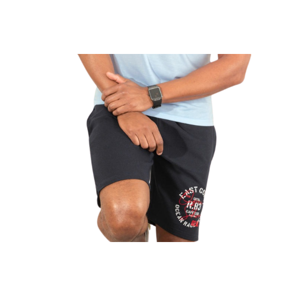 Mann in blauem Oberteil und schwarzen Shorts