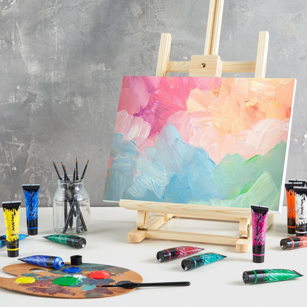 Leinwand und Leinwandhalter mit Farben und Pinsel