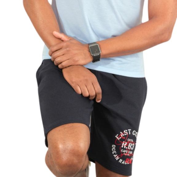 Mann in schwarzen Shorts und blauem Oberteil