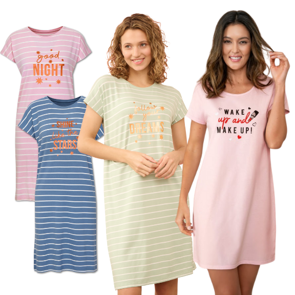 2 Frauen mit je einem bedruckten Bigshirt und 2 weiteren abgebildeten Bigshirts in Blau und Rosa