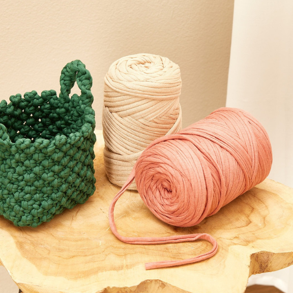 Strickgarn in Rosa und Weiß