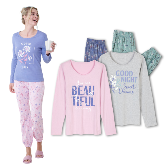 Langer Schlafanzug: Rosa lange Hose mit blauen bedruckten Shirt an einer Frau und 2 weitere dargestellte Schlafanzüge