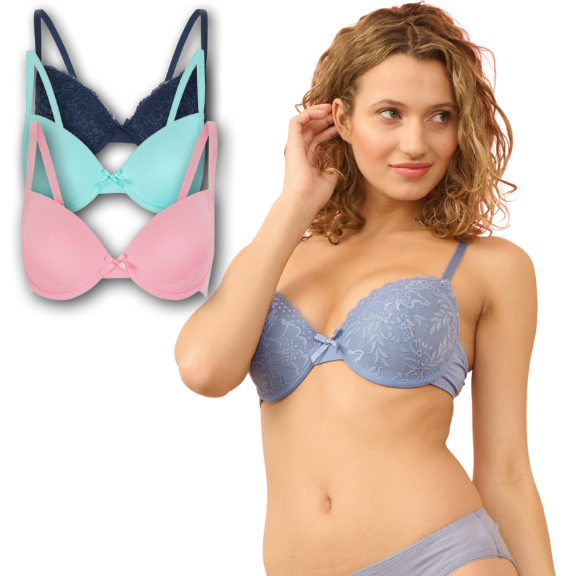 Frau mit blauer Unterwäsche und 3 weiteren abgebildeten BHs in Rosa, Hellblau und Schwarz