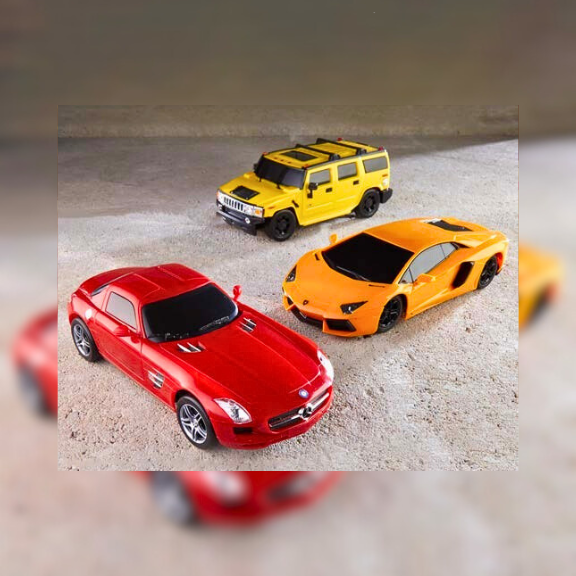 Rotes, gelbes und orangefarbenes RC Fahrzeug