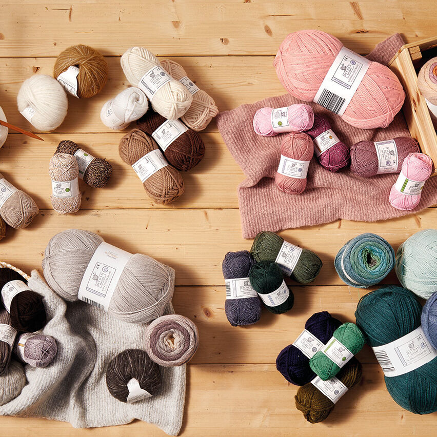 Große Auswahl an Wolle in verschiedenen Farben und Strukturen