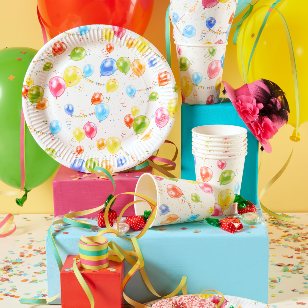 Bunte Pappteller und -becher