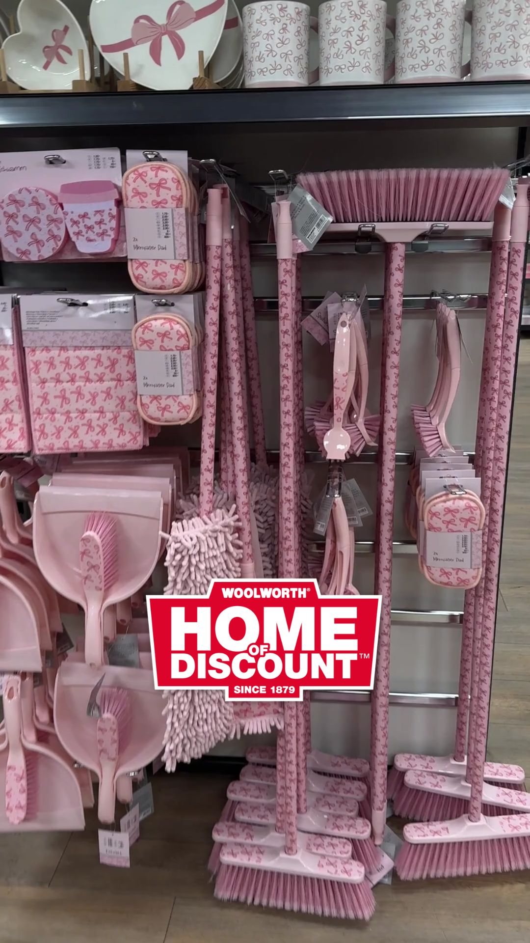 🎀✨ Alles im Schleifen-Design ✨🎀 Ob Reinigungsartikel, praktische Dosen oder gemütliche Kissen –…