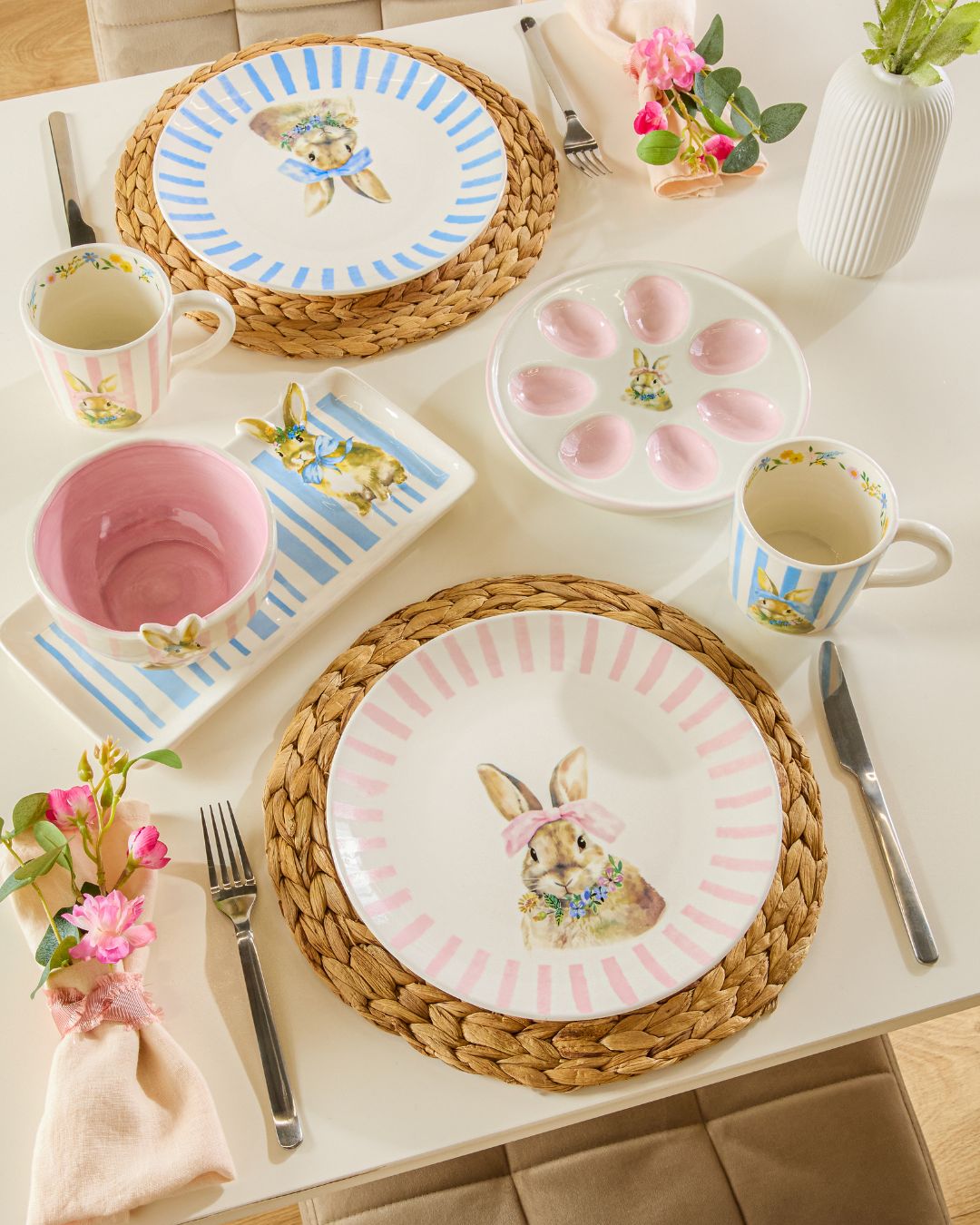 🌸🐰 Frühlingshafte Tischdeko mit Oster-Charme! 🐰🌸 Mit diesem liebevoll gestalteten Geschirr mit…