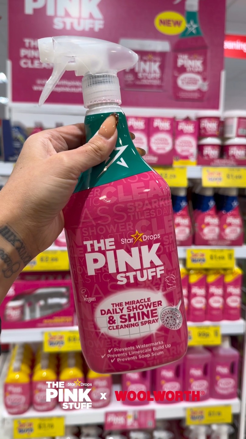 🫧✨ Sauberkeit, die sich sehen lassen kann! ✨🫧 Mit dem Reinigungsspray von The Pink Stuff wird die…