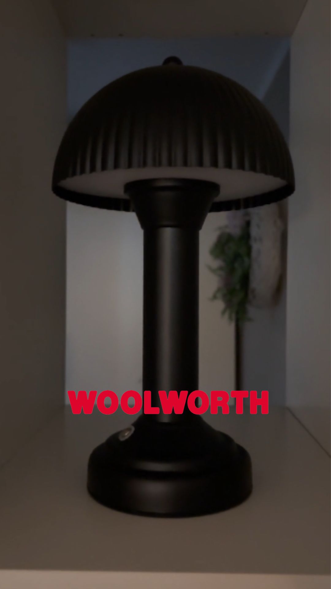 💡✨ Licht an für mehr Gemütlichkeit! ✨💡 Ob in Schwarz oder Weiß – diese stylische Lampe sorgt…